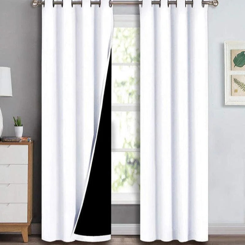 Rideaux isolants thermiques blancs avec œillets, parfaits pour bloquer la lumière et économiser l'énergie dans une pièce moderne et élégante. Idéal pour la chambre à coucher ou le salon, ce modèle combine fonctionnalité et design épuré, créant une atmosphère cosy et accueillante. Disponibles dans plusieurs tailles pour s'adapter à vos fenêtres.