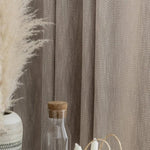 Rideau beige à motif chevrons apportant une touche élégante et moderne à votre intérieur, parfait pour le salon ou la chambre. Accessoire de décoration tendance, il s'harmonise avec divers styles, offrant à la fois intimité et esthétisme.