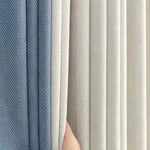 Rideaux élégants dans des nuances apaisantes de bleu et de beige, idéaux pour ajouter une touche de sophistication à tout intérieur. Leur design à motifs offre un aspect moderne parfait pour le salon ou la chambre.