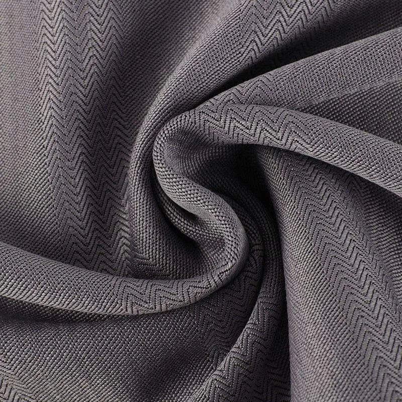 Tissu gris foncé avec motif à chevrons, parfait pour la décoration intérieure moderne et élégante. Idéal pour créer des rideaux, housses de coussin ou projets de couture. Choix polyvalent pour un aménagement raffiné.