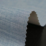 Tissu bleu en gros plan avec bordure dentelée, idéal pour la confection d'articles de mode ou de décoration intérieure. Les détails du tissage apportent une texture unique, mettant en valeur un design élégant et moderne. Parfait pour ajouter une touche de couleur subtile à tout projet créatif.