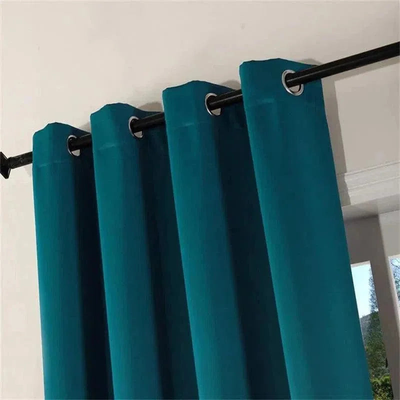 Rideau moderne bleu avec œillets, idéal pour ajouter une touche élégante à votre intérieur tout en contrôlant la luminosité. Facile à installer sur une tringle standard, parfait pour salon, chambre ou bureau. Améliorez votre décoration avec ce rideau chic et fonctionnel.