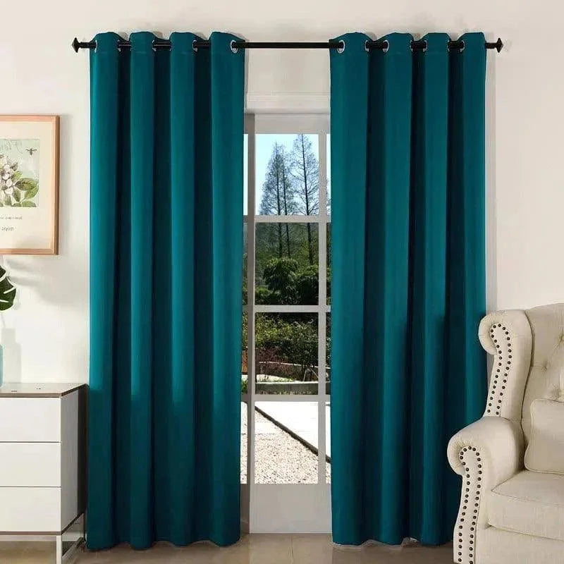 Rideaux bleus avec œillets pour salon moderne, parfaits pour une ambiance élégante et soignée. Faciles à installer, ces rideaux offrent un excellent contrôle de la luminosité. Idéaux pour agrémenter une fenêtre de grande taille, ajoutant une touche de couleur et de style à votre intérieur. Parfait pour des décors contemporains, ces rideaux complètent harmonieusement éviers, canapés ou fauteuils, et apportent une belle finition à