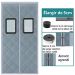 Rideau de porte gris isolant avec fenêtres transparentes, système de fixation par velcro et aimants agrandis pour une meilleure étanchéité thermique.