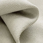 Gros plan sur une étoffe beige avec une texture tissée. Cette image montre les détails fins et l'élégance d'un tissu idéal pour la décoration intérieure ou la confection de rideaux. Le coloris neutre s'harmonise parfaitement avec divers styles de décoration.