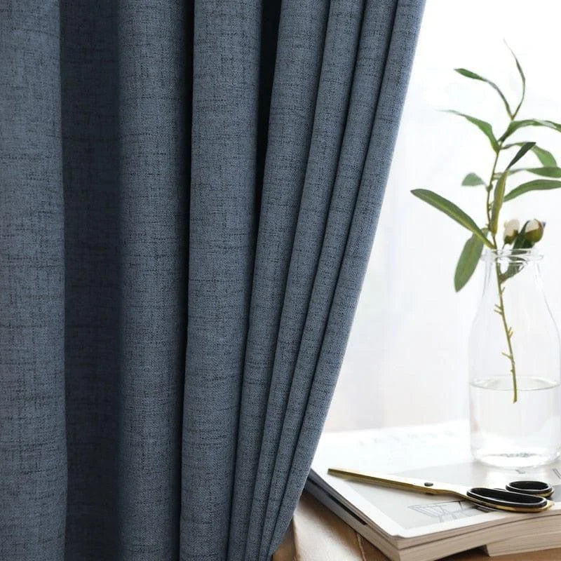 Rideau bleu élégant et moderne, idéal pour ajouter une touche de sophistication à votre salon ou chambre à coucher. Accessoire de décoration parfait pour un intérieur contemporain et chic.