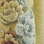 Tissu décoratif avec motif floral élégant, composé de grandes fleurs dans des tons doux de jaune, bleu et écru. Idéal pour la décoration intérieure, ce motif raffiné ajoute une touche de charme classique et de sophistication à tout espace. Parfait pour les rideaux, les coussins ou tout autre projet d'ameublement chic.