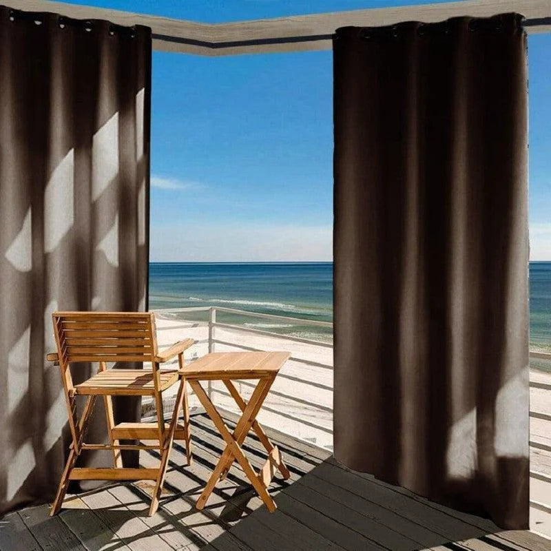 Rideaux opaques pour terrasse avec vue sur mer, ajoutant intimité et élégance à votre espace extérieur, ambiance relaxante et contemporaine. Parfait pour ombrager votre balcon tout en profitant du paysage côtier. Mobilier de jardin en bois pliable, idéal pour les petits espaces.