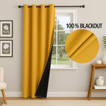 Rideau occultant jaune moutarde installé dans un salon lumineux, doublure noire visible et finition 100 % blackout.
