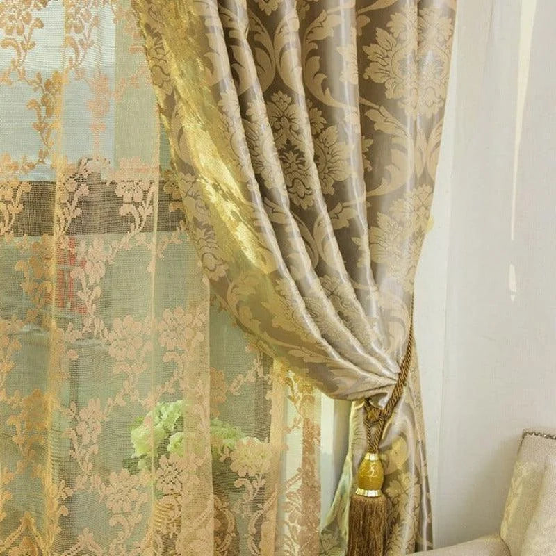 Rideau élégant avec motifs floraux, idéal pour rehausser la décoration intérieure. Design raffiné avec détails dorés, parfait pour un salon ou une chambre chic. Accessoire de fenêtre qui apporte une touche de sophistication et crée une ambiance chaleureuse.