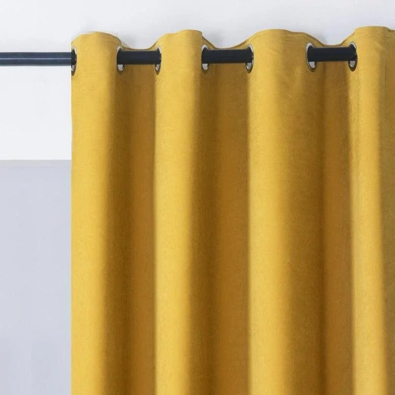 Rideau jaune contemporain avec œillets métalliques, s'adaptant à diverses décorations intérieures. Ce panneau de rideau ajoute une touche lumineuse et élégante à votre salon ou chambre tout en offrant une solution pratique et moderne pour habiller vos fenêtres. Facile à installer, il optimise l'entrée de la lumière naturelle tout en préservant l'intimité.