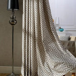 Rideau élégant avec motif géométrique en spirale grise, parfait pour apporter une touche moderne et sophistiquée à la décoration intérieure. Idéal pour embellir un salon ou une chambre à coucher tout en offrant une ambiance chaleureuse et accueillante.
