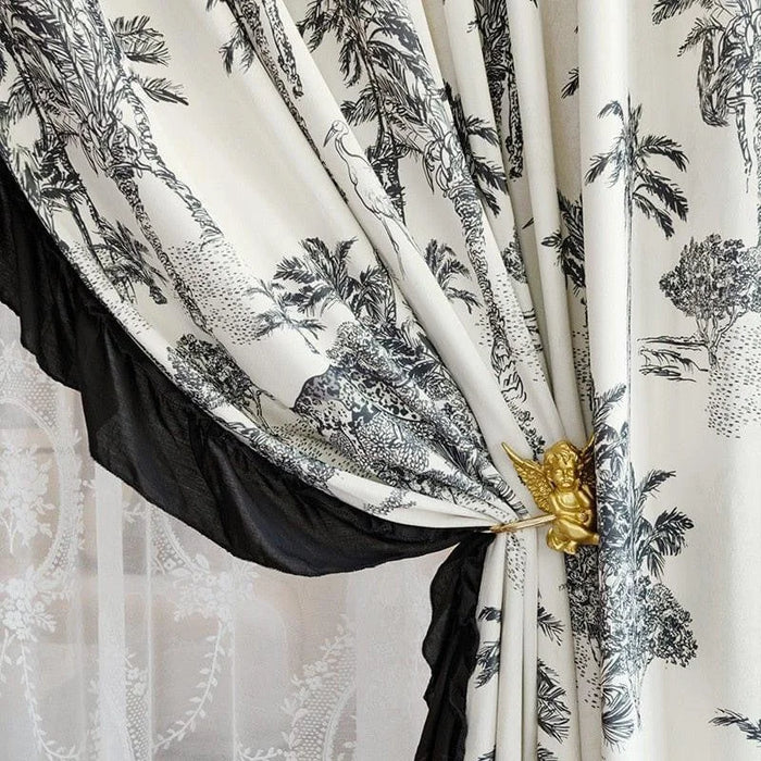 Rideau élégant avec motif tropical en noir et blanc, orné d'un embrasse dorée en forme d'ange, ajoutant une touche sophistiquée et exotique à votre intérieur. Idéal pour embellir votre salon ou chambre avec un style raffiné et unique.