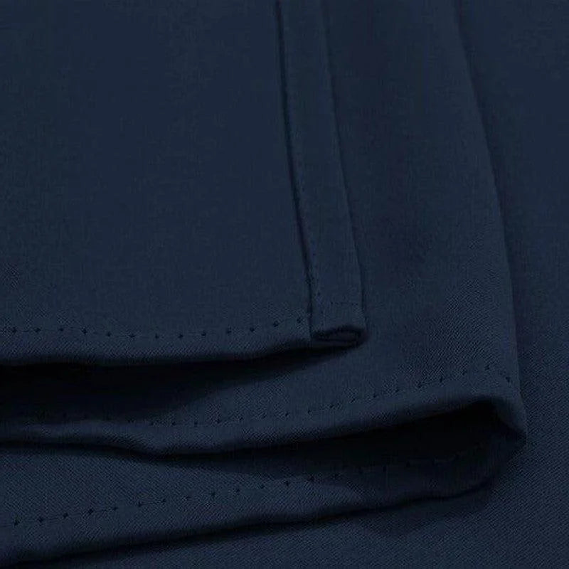 Pantalon bleu marine élégant pour homme, détail couture fine, design moderne, parfait pour tenue formelle ou décontractée. Idéal pour un style chic et polyvalent.