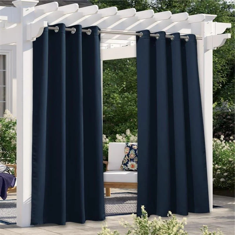 Panneaux de rideaux élégants et modernes pour pergola, de couleur bleue, créant une ambiance intime et apaisante pour les espaces extérieurs. Accessoire parfait pour décorer votre jardin ou terrasse tout en protégeant des regards indiscrets. Idéal pour les soirées estivales ou les moments de détente en plein air.