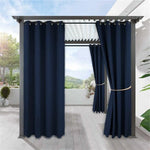 Rideaux d'extérieur bleu marine pour pergola moderne, offrant une solution élégante pour créer de l'ombre sur la terrasse. Parfait pour un aménagement de jardin chic, ces rideaux ajoutent une touche sophistiquée à tout espace extérieur, tout en assurant intimité et protection contre le soleil.