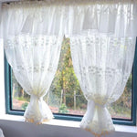 Voilages élégants pour fenêtres, parfaits pour ajouter une touche de charme à votre décoration intérieure. Rideaux translucides avec motifs floraux délicats, idéaux pour un salon ou une chambre. Créez une ambiance lumineuse et accueillante avec ces voilages décoratifs.