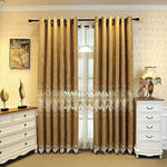 Rideaux élégants pour salon, avec broderie raffinée, parfaits pour ajouter une touche de sophistication à votre intérieur. Ces rideaux dorés rehaussent la décoration de manière luxueuse tout en filtrant la lumière pour créer une ambiance chaleureuse et accueillante. Parfaits pour les grandes fenêtres, ils complètent le style classique de votre maison.