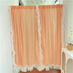 Rideaux décoratifs à carreaux orange avec volants blancs, parfaits pour ajouter une touche champêtre et lumineuse à votre intérieur. Ces rideaux élégants rehaussent le style de votre salon ou chambre, en apportant chaleur et charme. Accessoire idéal pour les décors modernes et rétro.