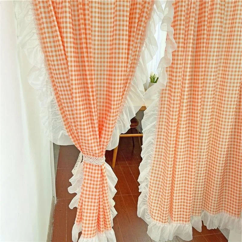 Rideaux à carreaux orange et blanc avec volants, parfaits pour une décoration intérieure lumineuse et accueillante. Ajoutez une touche rétro et élégante à votre salon ou chambre à coucher avec ces rideaux au design charmant. Idéaux pour filtrer la lumière tout en préservant l'intimité de votre espace.