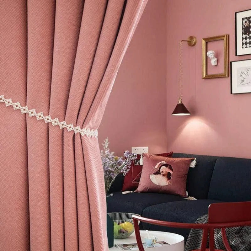 Rideaux élégants dans un salon moderne avec des murs rose pastel, un canapé bleu marine confortable et des décorations murales artistiques. Ambiance chaleureuse et chic, idéale pour un intérieur contemporain.
