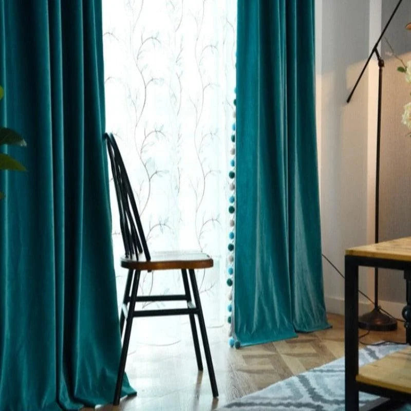 Rideau bleu élégant dans un salon moderne avec des motifs floraux subtils. Ce rideau ajoute une touche sophistiquée et est idéal pour créer une ambiance chaleureuse et accueillante dans votre espace intérieur. Parfait pour les fenêtres de salon ou de chambre à coucher, il complémente parfaitement le mobilier contemporain.