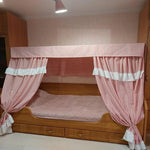 Lit pour enfant avec rideaux roses à motifs vichy et volants blancs, conception pratique avec rangements intégrés en tiroirs, idéal pour une chambre accueillante et fonctionnelle. Ambiance douce et chaleureuse propice au repos et au jeu.
