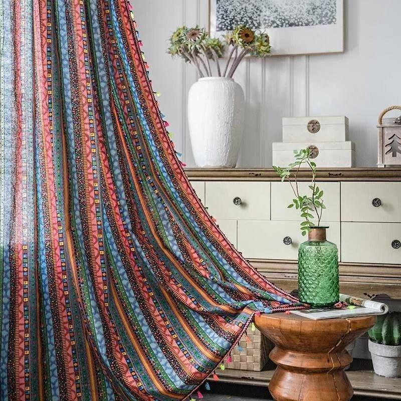 Rideau décoratif à motifs multicolores pour salon moderne, avec des rayures vibrantes. Accessoire idéal pour ajouter une touche artistique à votre intérieur, complété par des éléments de décoration élégants. Transmet une ambiance chaleureuse et accueillante avec son design unique.