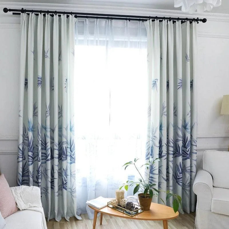 Rideaux élégants à motif floral bleu pour salon moderne, illuminant l'intérieur avec style. Ces rideaux offrent une ambiance rafraîchissante et contemporaine, idéals pour une décoration d'intérieur chic. Parfaits pour ajouter une touche de nature tout en filtrant la lumière.