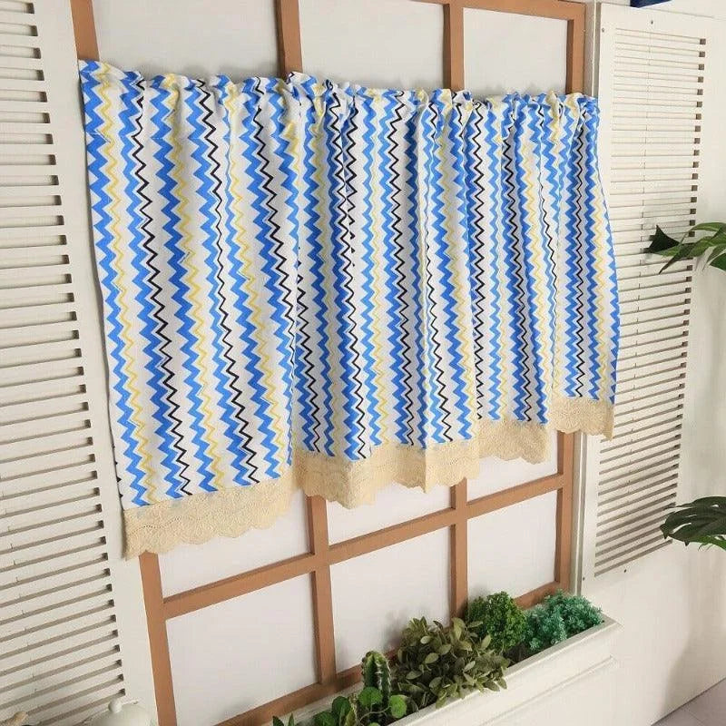 Rideau moderne motif zigzag bleu et jaune, idéal pour apporter une touche dynamique à votre intérieur. Parfait pour habiller vos fenêtres avec style, tout en préservant votre intimité. Convient à une décoration contemporaine et colorée.