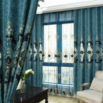 Rideaux élégants avec motifs floraux en surbrillance dans un salon moderne. Habillez vos fenêtres avec style grâce à ces rideaux aux nuances de bleu qui ajoutent une touche de sophistication à votre espace intérieur. Ils complètent parfaitement une décoration classique ou contemporaine, tout en apportant une ambiance chaleureuse et accueillante.