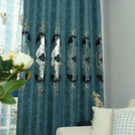 Rideau élégant avec motifs brodés, idéal pour une décoration intérieure raffinée. Sa teinte bleue ajoute une touche de sophistication à votre salon ou chambre. Complément parfait pour un espace moderne ou classique, offrant une ambiance chaleureuse et accueillante.