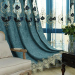 Rideau élégant avec motifs floraux, idéal pour une décoration intérieure raffinée. Ce sublime rideau bleu orné de broderies ajoute une touche de sophistication à tout espace. Parfait pour les salons, il harmonise instantanément l'atmosphère d'une pièce. Ajoutez du charme et de la modernité à votre maison avec ce rideau décoratif de qualité.