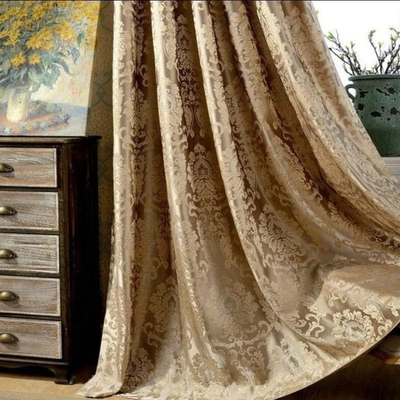 Image d'un rideau élégant avec motifs décoratifs dans un intérieur chic, accompagné d'un meuble en bois vintage et d'une décoration florale artistique. Idéal pour ajouter une touche sophistiquée et classique à votre salon ou chambre. Présentation harmonieuse d'éléments de décoration intérieure.