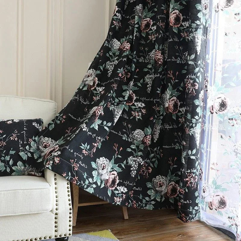 Rideau occultant floral élégant avec motifs de fleurs en ton pastel, parfait pour ajouter une touche décorative à votre salon. Idéal pour bloquer la lumière et créer une ambiance chaleureuse et intime. Complétez votre décoration intérieure avec ce rideau aux motifs vintage, offrant un charme raffiné et intemporel.