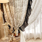Décoration élégante pour salon avec rideaux classiques et motifs raffinés. Aménagement intérieur chic avec détails vintage et ambiance romantique. Accessoires décoratifs tels que chandeliers et statuettes artistiques pour un style intemporel.
