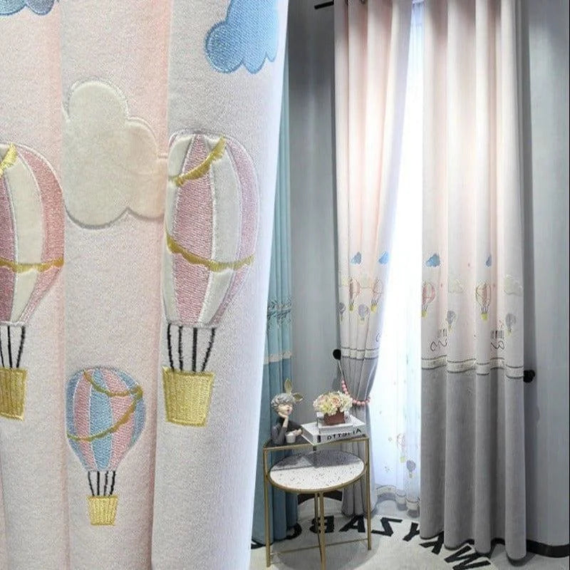 Rideaux décoratifs pour chambre d'enfant avec motifs de montgolfières et nuages, idéaux pour créer une ambiance apaisante et ludique. Design coloré et charmant, parfait pour égayer la décoration intérieure. Accessoire incontournable pour une atmosphère joyeuse et chaleureuse.