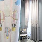 Rideaux décoratifs pour chambre d'enfant avec motifs de montgolfières et nuages, idéaux pour créer une ambiance apaisante et ludique. Design coloré et charmant, parfait pour égayer la décoration intérieure. Accessoire incontournable pour une atmosphère joyeuse et chaleureuse.