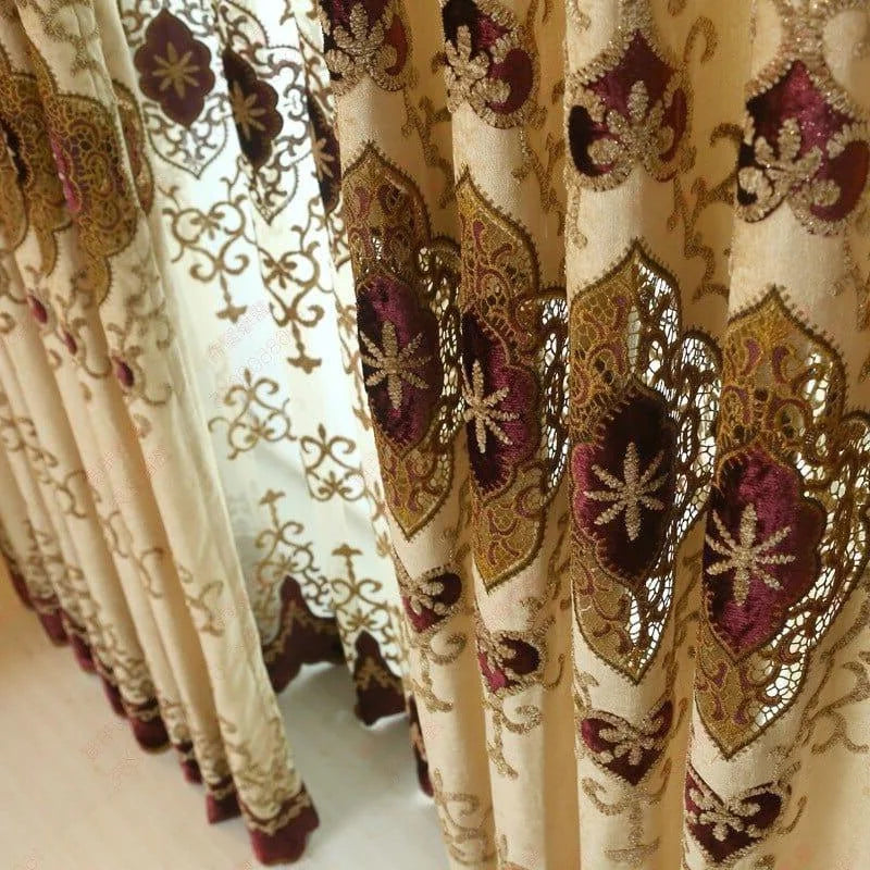 Rideaux élégants avec motifs floraux détaillés, parfaits pour ajouter une touche de sophistication à votre intérieur. Ces rideaux décoratifs, ornés de riches teintes de bordeaux et d'or, apportent une ambiance chaleureuse et accueillante à toute pièce. Idéal pour un salon ou une chambre, ce design unique rehausse l'esthétique de votre espace. Découvrez le compromis parfait entre style et fonctionnalité pour embellir vos fenêtres.