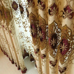 Rideaux élégants avec motifs floraux détaillés, parfaits pour ajouter une touche de sophistication à votre intérieur. Ces rideaux décoratifs, ornés de riches teintes de bordeaux et d'or, apportent une ambiance chaleureuse et accueillante à toute pièce. Idéal pour un salon ou une chambre, ce design unique rehausse l'esthétique de votre espace. Découvrez le compromis parfait entre style et fonctionnalité pour embellir vos fenêtres.