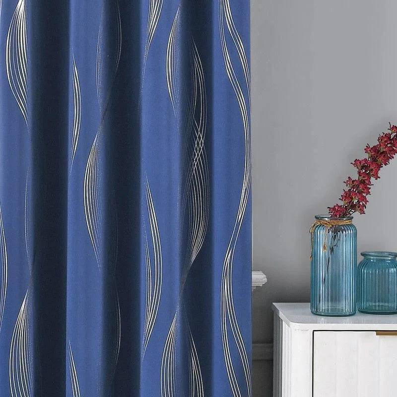 Rideau bleu avec motif ondulé élégant, idéal pour ajouter une touche de sophistication à votre intérieur. Parfait pour le salon ou la chambre, ce rideau en bleu profond avec des motifs attrayants crée une ambiance moderne et apaisante. Accessoirisé avec des éléments décoratifs en verre, il s'intègre parfaitement dans un décor contemporain.