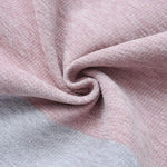 Texture de tissu rose et gris, vue en gros plan, montrant des détails fins et une finition élégante. Ce textile est idéal pour la décoration intérieure, apportant une touche de douceur et de modernité à votre espace de vie. Parfait pour confectionner des rideaux, des coussins ou des housses de canapé.
