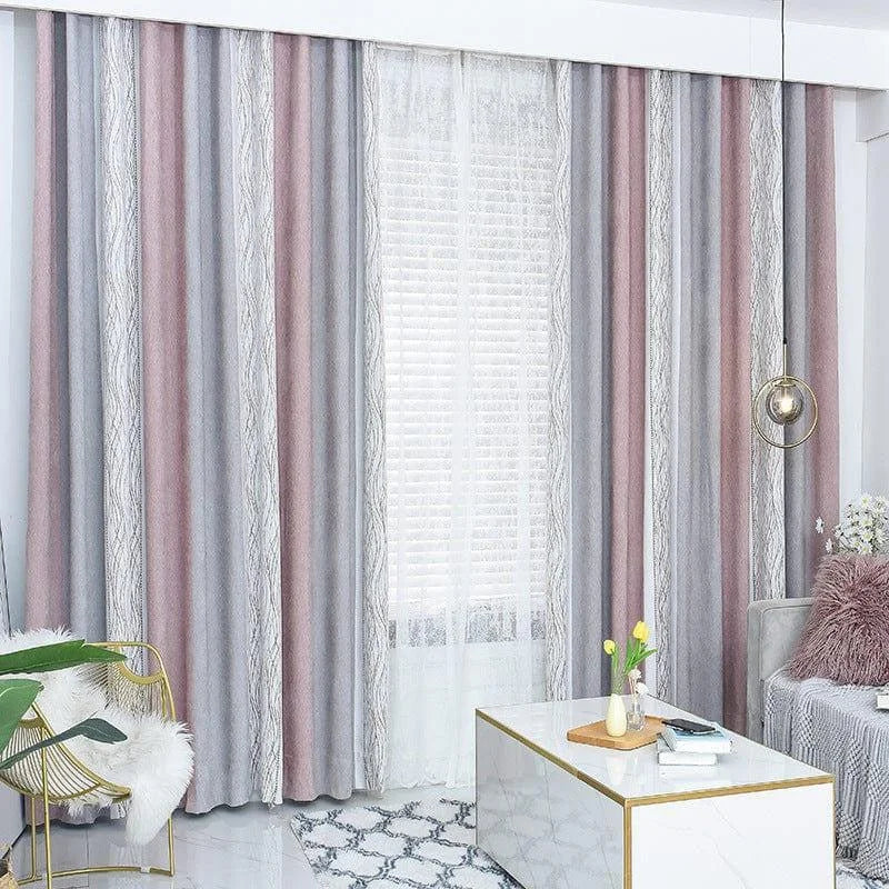 Rideaux modernes gris et rose, parfaits pour une décoration intérieure élégante. Ces rideaux à rayures verticales ajoutent une touche de sophistication à votre salon, créant une atmosphère chaleureuse et accueillante. Accentuez votre espace avec ce design contemporain qui s'harmonise parfaitement avec un mobilier chic.