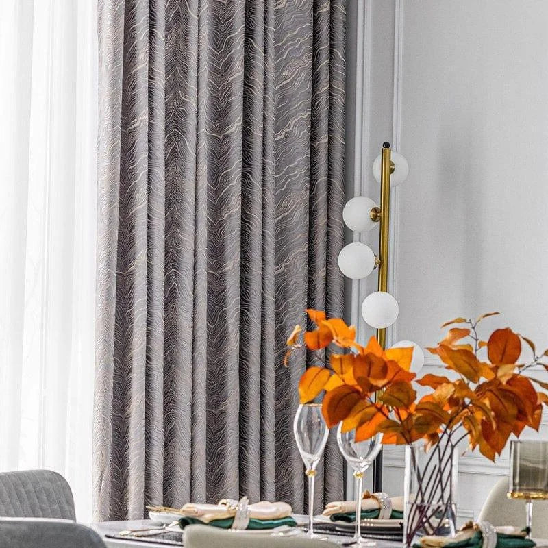 Rideaux élégants au style contemporain pour salle à manger, avec motifs subtils et design moderne, complétant idéalement la décoration intérieure. Ils permettent une ambiance chaleureuse et accueillante, parfait pour transformer l'atmosphère de votre espace de vie. Disponibles en plusieurs coloris, ces rideaux apportent une touche chic et raffinée à votre intérieur.