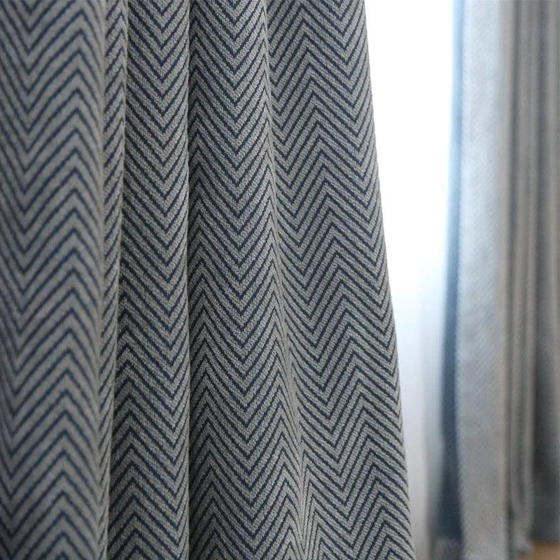 Rideau élégant avec motif chevron bleu et blanc, ajoutant une touche moderne et sophistiquée à tout intérieur. Parfait pour la décoration de salons, chambres ou bureaux, offrant à la fois intimité et style. Adapté pour divers styles de décoration, du contemporain au classique.