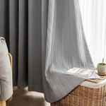 Rideau élégant de couleur grise avec motif à rayures, idéal pour une décoration intérieure moderne. Ce rideau apporte une touche raffinée à votre salon ou chambre à coucher. Accessoire de maison incontournable pour un espace confortable et décoratif.