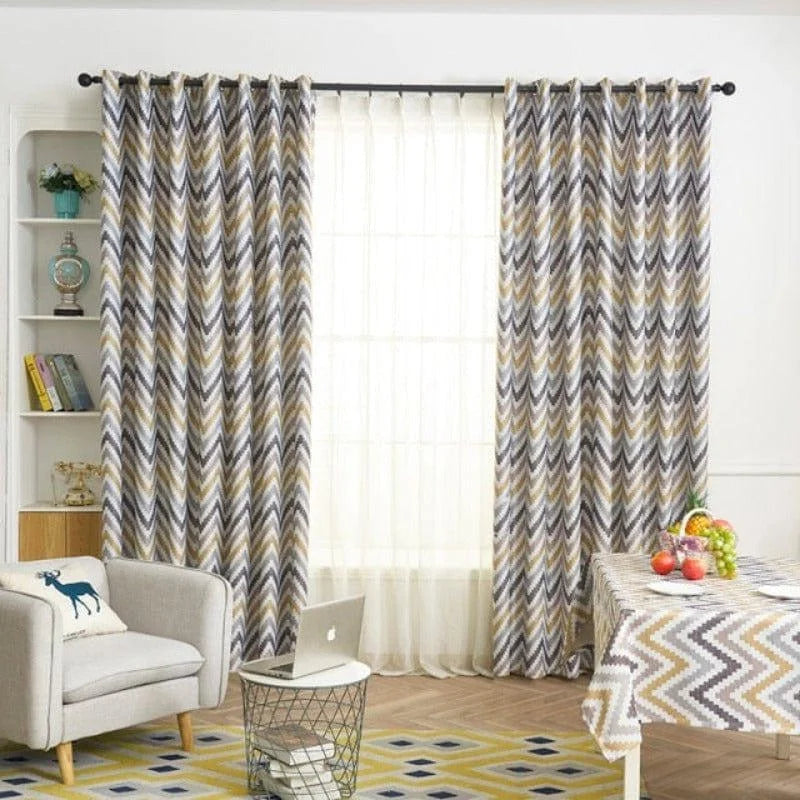 Rideau élégant à motifs chevron dans une pièce moderne, apportant une touche de couleur et de style à la décoration intérieure. Idéal pour ajouter une ambiance sophistiquée et contemporaine à votre salon ou salle à manger.