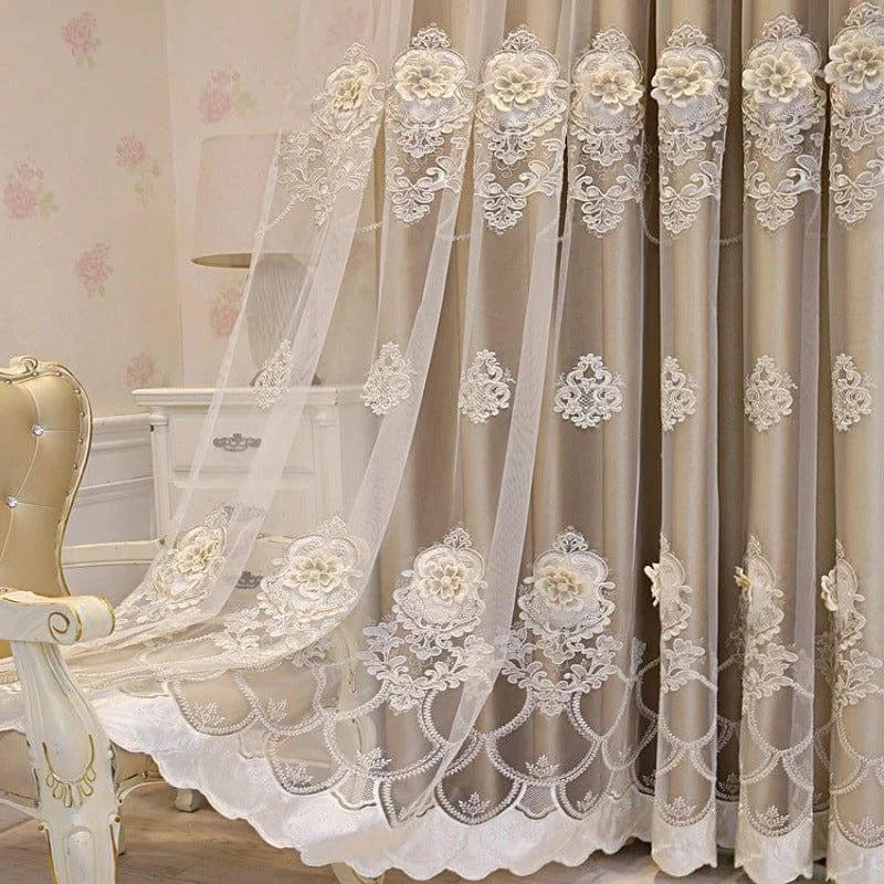 Rideaux élégants avec broderies florales pour une décoration intérieure raffinée. Parfaits pour ajouter une touche romantique et sophistiquée à votre salon ou chambre. Idéal pour un éclairage doux et une atmosphère chaleureuse. Accessoire de décoration incontournable pour un style classique et intemporel.