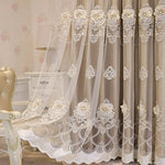 Rideaux élégants avec broderies florales pour une décoration intérieure raffinée. Parfaits pour ajouter une touche romantique et sophistiquée à votre salon ou chambre. Idéal pour un éclairage doux et une atmosphère chaleureuse. Accessoire de décoration incontournable pour un style classique et intemporel.