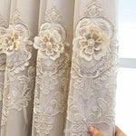 Rideau élégant avec broderie florale délicate, idéal pour ajouter une touche raffinée à votre décoration intérieure. Motifs en relief et détails sophistiqués parfaits pour un salon ou une chambre. Douceur et style assuré pour transformer vos espaces de vie.